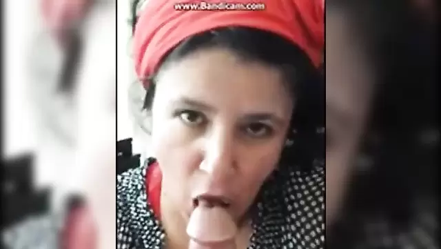 عجوز تركية تمص زب