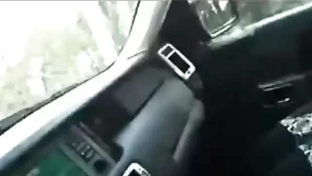 Türk adam ateşli kızı kapıyor ve arabada sikişiyor.