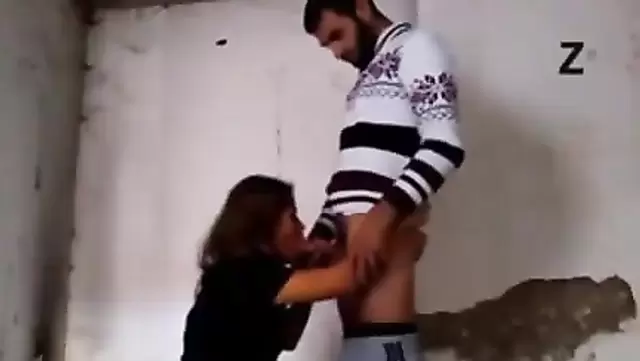 راجل بيضرب مرات تركية في خدها
