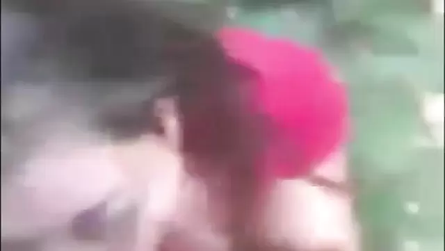یه دختر دانشجویی میره پیاده روی و بیرون از خونه یه ترک رو ساک میزنه.