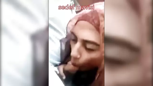 دختر خوشگل ترک تو آنکارا واسه دوستش ساک می زنه.